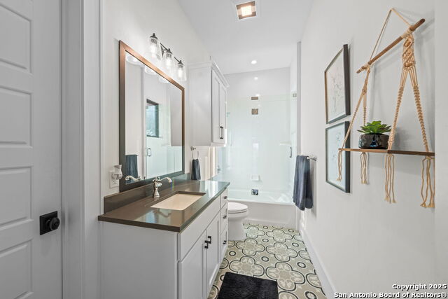 Listing photo id 20 for 121 Center Oaks Court