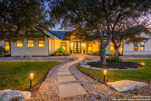 Listing photo id 1 for 121 Center Oaks Court