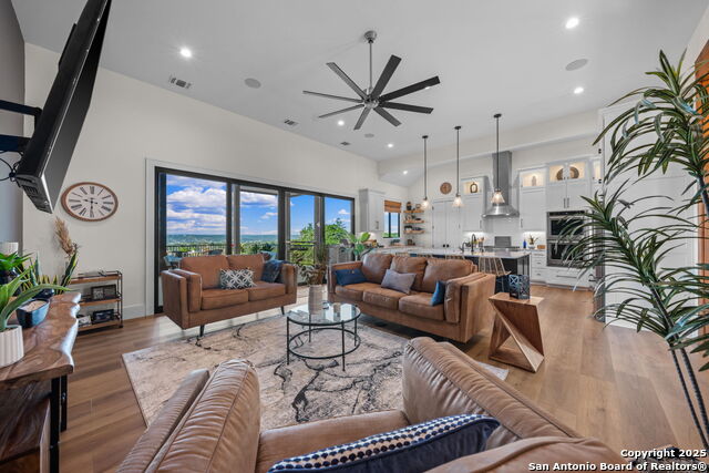 Listing photo id 3 for 121 Center Oaks Court