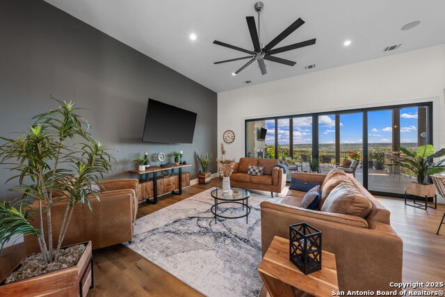 Listing photo id 4 for 121 Center Oaks Court