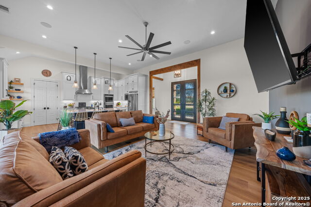 Listing photo id 5 for 121 Center Oaks Court