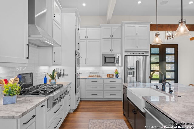 Listing photo id 7 for 121 Center Oaks Court