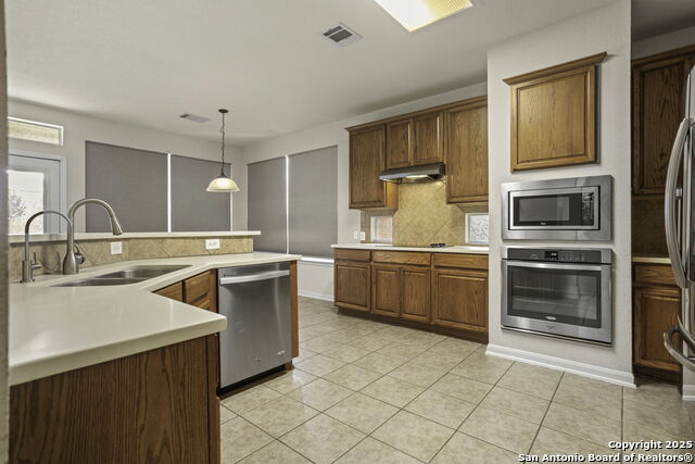 Listing photo id 8 for 819 Steubing Oaks