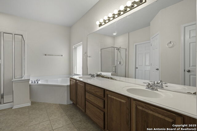 Listing photo id 13 for 819 Steubing Oaks