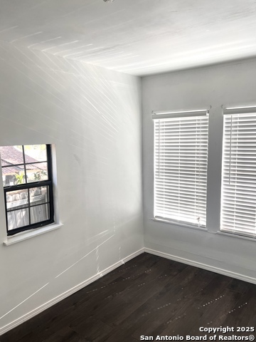Listing photo id 8 for 1347 W Lullwood Ave