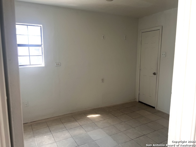 Listing photo id 1 for 1347 W Lullwood Ave