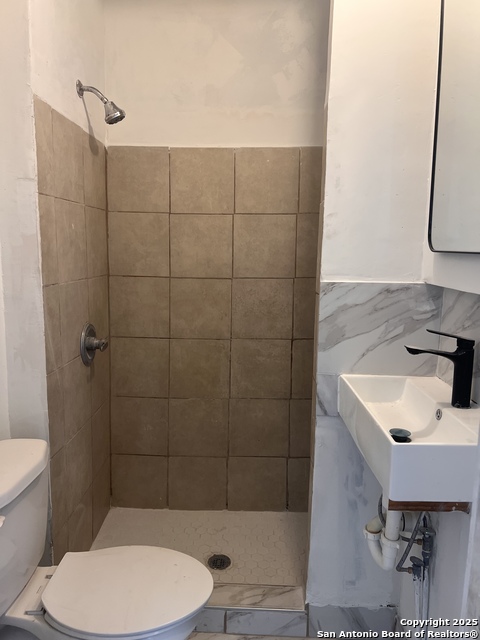 Listing photo id 5 for 1347 W Lullwood Ave