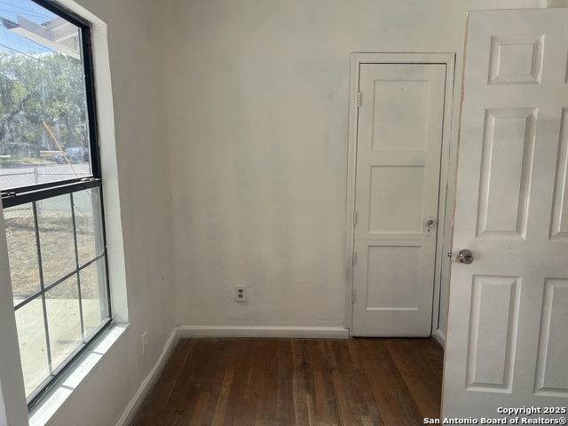 Listing photo id 7 for 1347 W Lullwood Ave