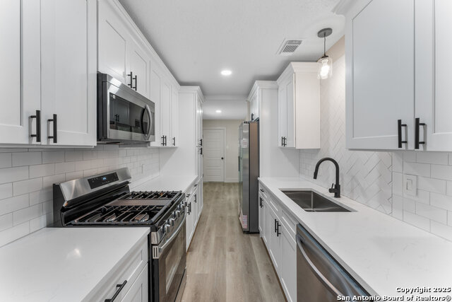 Listing photo id 8 for 4119 Tamarak Dr