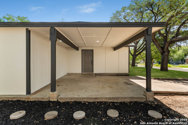Listing photo id 2 for 4119 Tamarak Dr