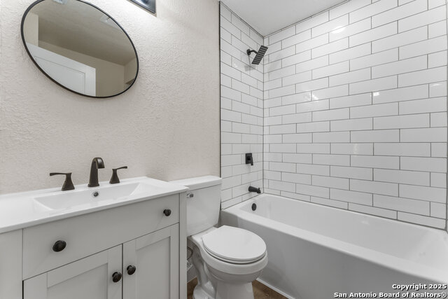 Listing photo id 7 for 4119 Tamarak Dr