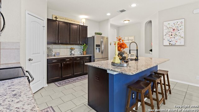 Listing photo id 3 for 428 Kings Way