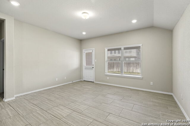 Listing photo id 11 for 161 Sambar Main