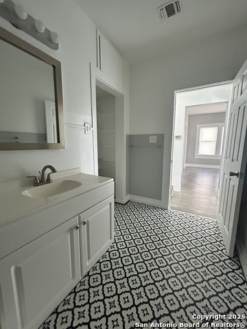 Image 28 of 34 For 255 Sayers E