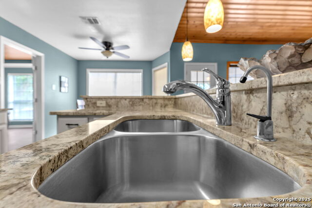 Listing photo id 14 for 881 Georges