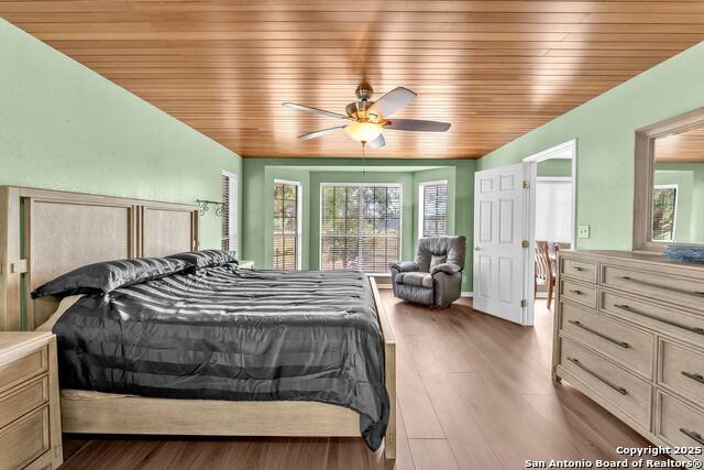 Listing photo id 16 for 881 Georges