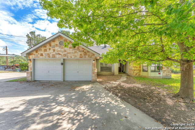 Listing photo id 0 for 881 Georges