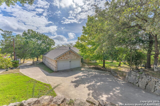Listing photo id 1 for 881 Georges