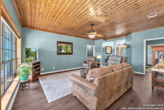 Listing photo id 3 for 881 Georges