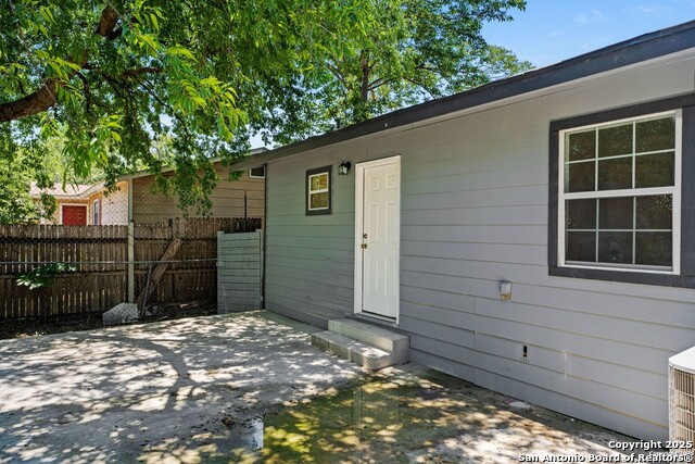 Image 20 of 22 For 512 Vickers