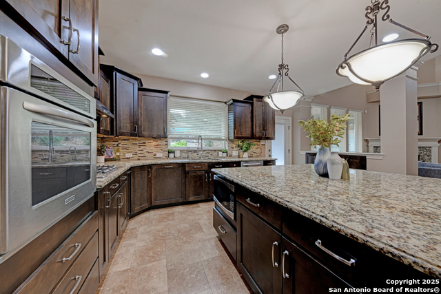 Listing photo id 8 for 802 Ridge Trace