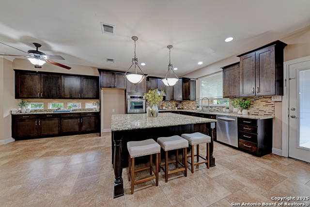 Listing photo id 6 for 802 Ridge Trace