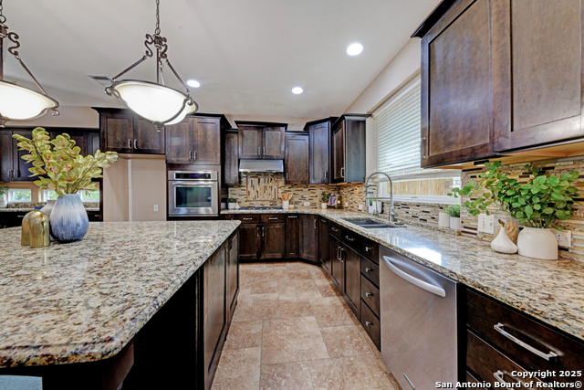 Listing photo id 7 for 802 Ridge Trace
