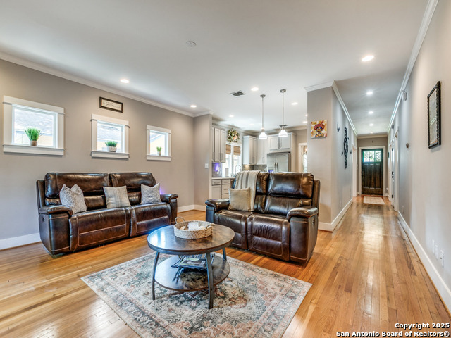 Image 4 of 25 For 425 Gramercy Pl W