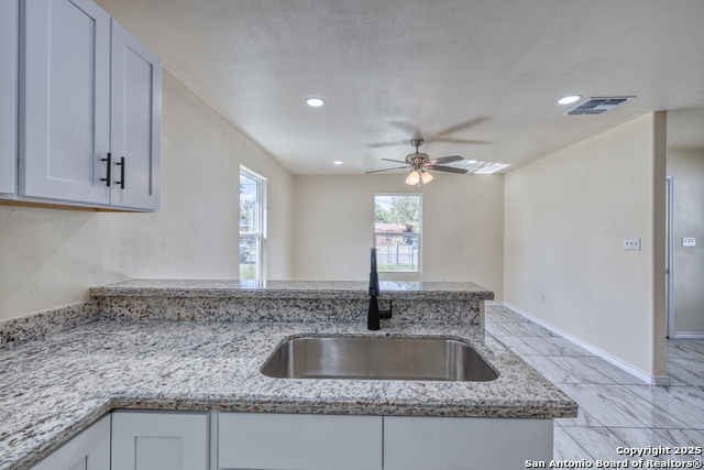 Listing photo id 8 for 723 Leona W