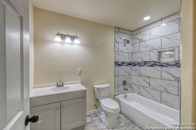 Listing photo id 12 for 723 Leona W