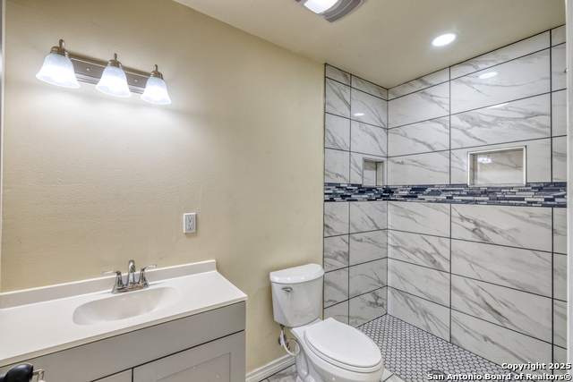Listing photo id 15 for 723 Leona W