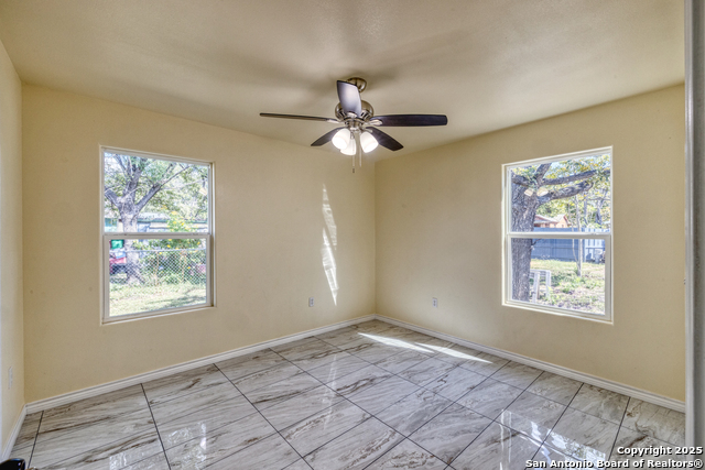 Listing photo id 17 for 723 Leona W
