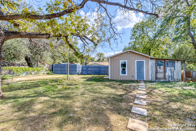 Listing photo id 18 for 723 Leona W