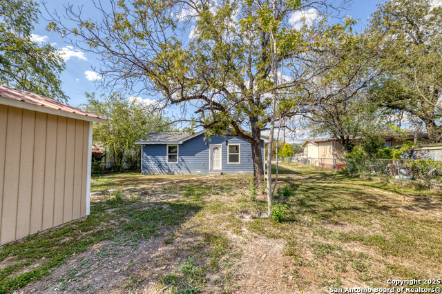 Listing photo id 20 for 723 Leona W