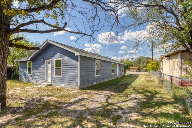 Listing photo id 21 for 723 Leona W
