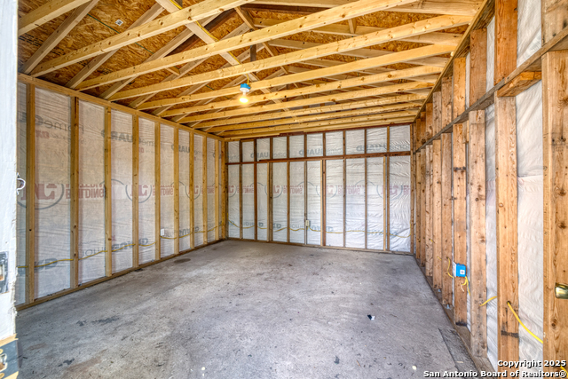 Listing photo id 22 for 723 Leona W