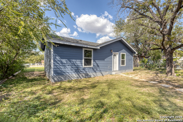 Listing photo id 23 for 723 Leona W