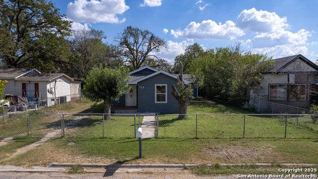 Listing photo id 24 for 723 Leona W