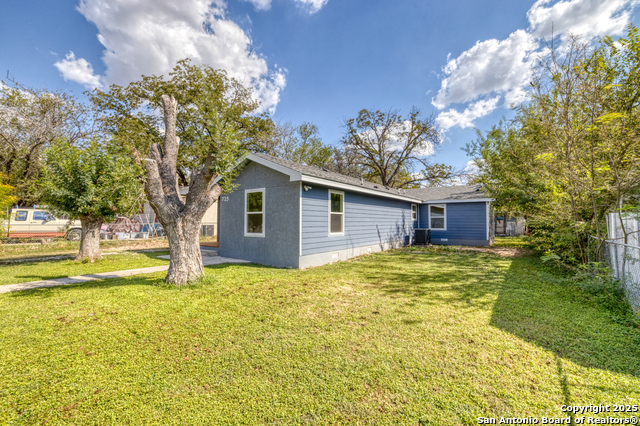 Listing photo id 1 for 723 Leona W