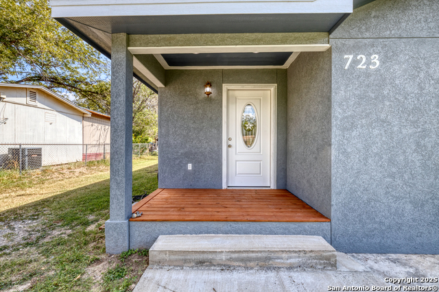Listing photo id 2 for 723 Leona W