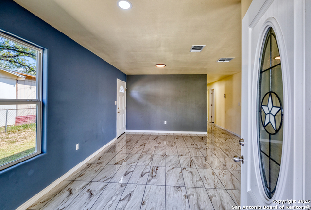 Listing photo id 3 for 723 Leona W