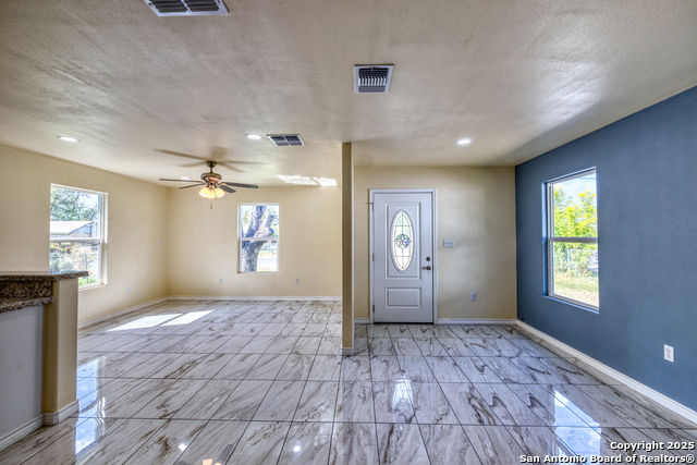 Listing photo id 4 for 723 Leona W