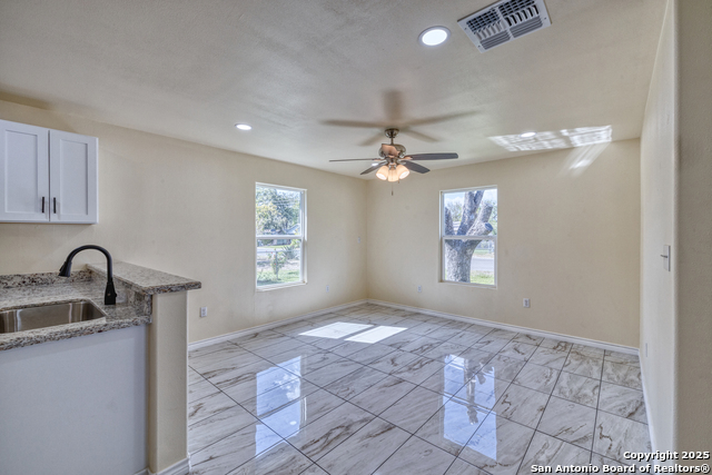 Listing photo id 5 for 723 Leona W