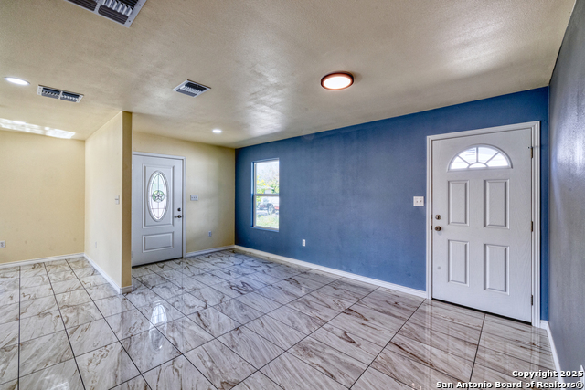 Listing photo id 7 for 723 Leona W
