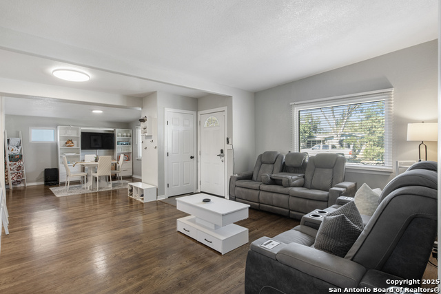 Listing photo id 8 for 310 Eastley  