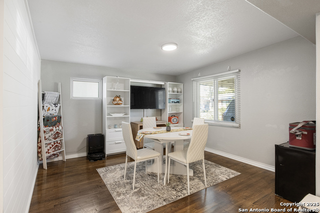 Listing photo id 9 for 310 Eastley  