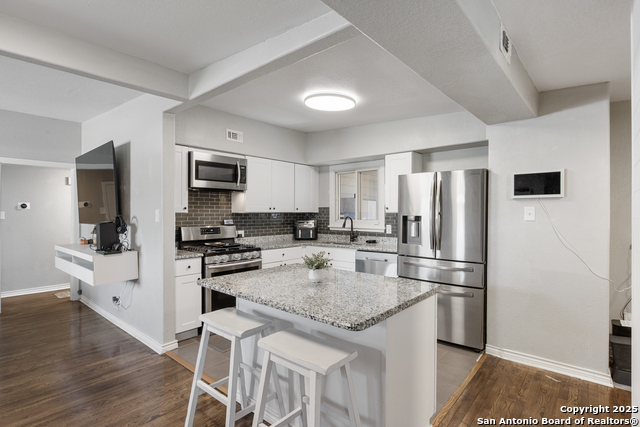 Listing photo id 10 for 310 Eastley  