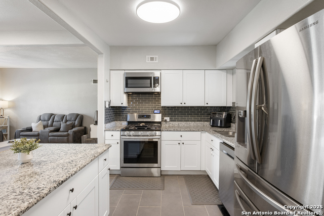 Listing photo id 11 for 310 Eastley  