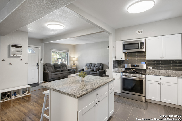 Listing photo id 12 for 310 Eastley  