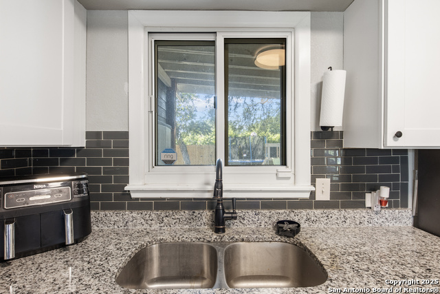 Listing photo id 14 for 310 Eastley  